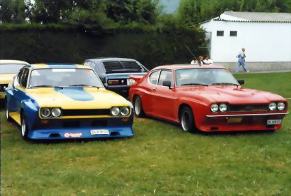 Links ein Ford Capri RS 2600 und rechts ein getunter Ford Capri 3100E