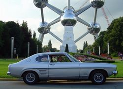 Ford Capri MkI 3000E vor dem Atomium, dem Wahrzeichen von Br�ssel