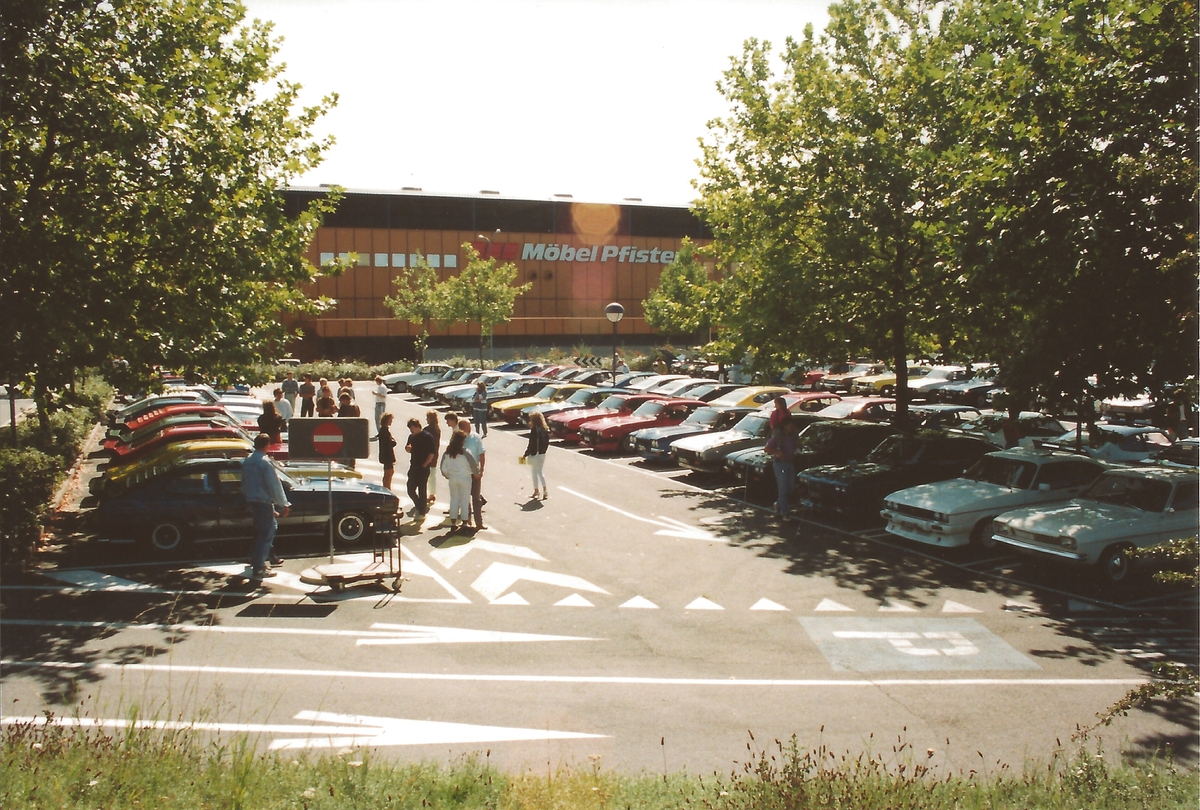Volle Parkplätze im Shoopyland Einkaufscenter
Places de parking pleines au centre commercial Shoopyland
Full parking spaces at the Shoopyland shopping centre