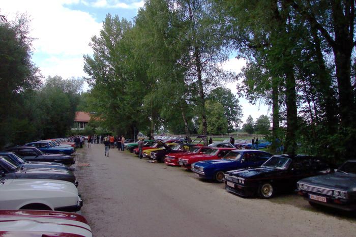 Geordnet in der Wald-Allee parkiert
Orderly parking in the forest avenue
Stationnement ordonné dans l'allée de la forêt Geordnet in der Wald-Allee parkiert
Orderly parking in the forest avenue
Stationnement ordonné dans l'allée de la forêt