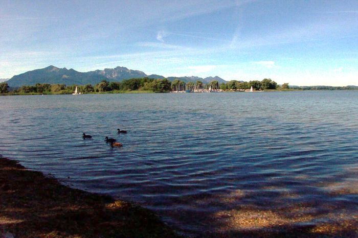 Der Chiemsee mit Blick auf eine der Inseln