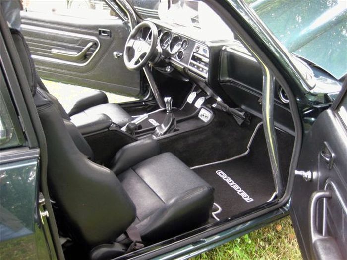 Fein s�uberliche und veredelte Innenausstattung mit �berrollk�fig
Finely finished and refined interior with roll cage
Int�rieur soign� et raffin� avec cage de s�curit�