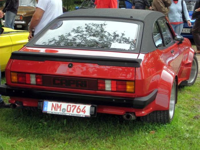 Breitreifen am Capri 2.8i
Wide tyres on the Capri 2.8i
Pneus larges sur le Capri 2.8i