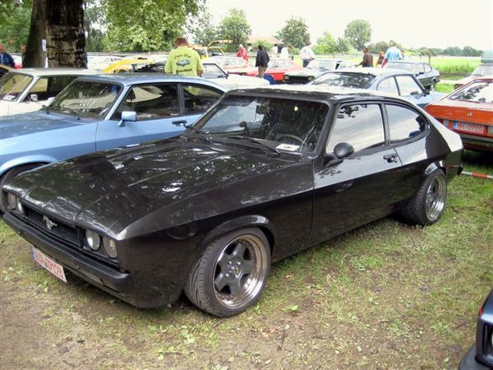 Schwarz - mit Mustang Pferd am K&uuml;hlergrill
Black - with Mustang horse on the radiator grille
Noir - avec cheval Mustang sur la calandre