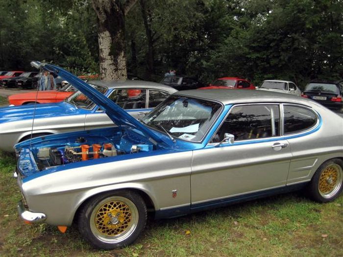 Blick in den Motorraum
View into the engine compartment
Vue sur le compartiment moteur