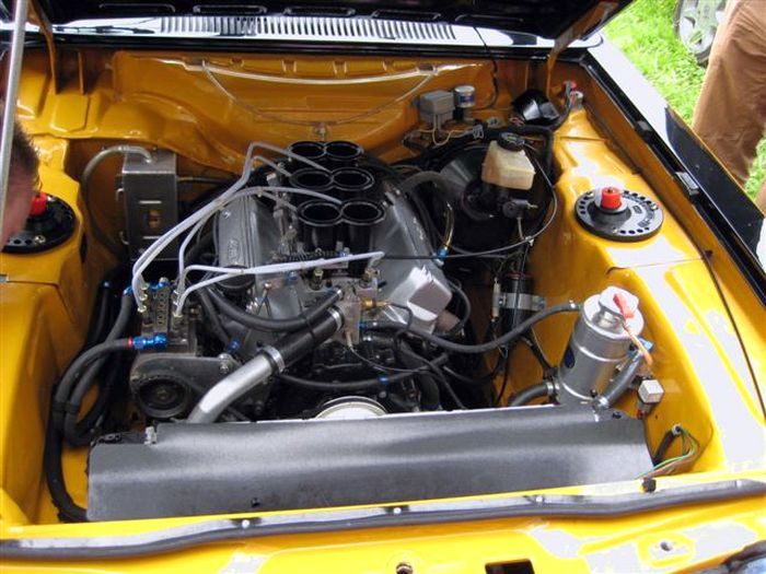 RS Motor, Kugelfischer Einspritzanlage, offene Ansaugtrichter
RS engine, Kugelfischer injection system, open intake funnels.
Moteur RS, syst�me d'injection Kugelfischer, c�nes d'admission ouverts