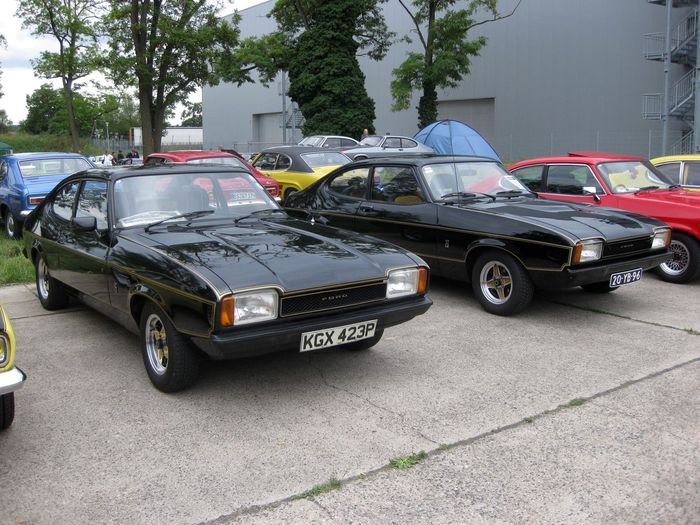 Zwei gepflegte und seltene Ford Capri II John Player Special. Two neat and rare Ford Capri II, John Player Special