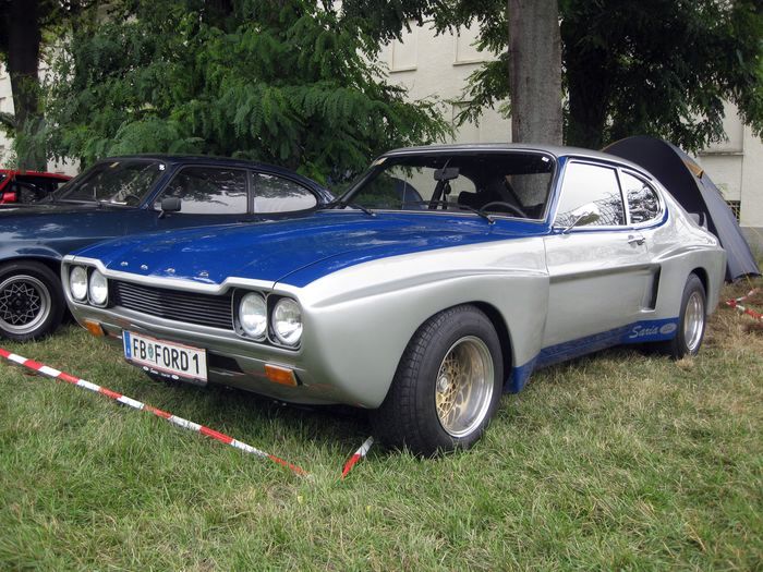 Ford Capri RS2600 in silber/blau mit eckiger Verbreiterung