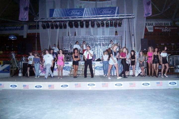 Wer wird Miss Capri ?
Who will be Miss Capri ?
Qui sera Miss Capri ? Wer wird Miss Capri ?
Who will be Miss Capri ?
Qui sera Miss Capri ?