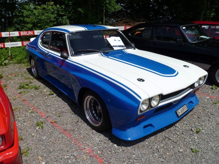 Eckig verbreiterter Ford Capri I RS2600 von 1972 in blau weiss
Corner widened Ford Capri I RS2600 from 1972 in blue and white
Ford Capri I RS2600 largie en coin de 1972 en bleu blanc