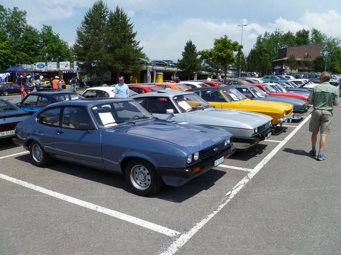 Ford Capri Modelle von allen Varianten und Jahrgngen waren am erfolgreichen Treffen vertreten
Ford Capri models of all variants and vintages were represented at the successful meeting
Des modles Ford Capri de toutes les variantes et de toutes les annes taient reprsents lors de cette rencontre russie