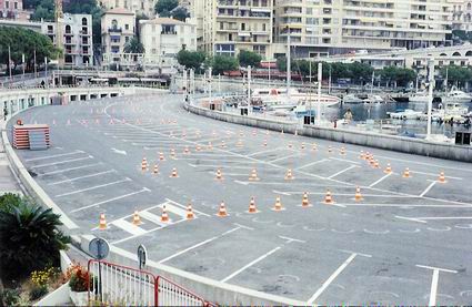 Die reservierte Slalomstrecke am Quai
La piste de slalom rserve sur le quai
The reserved slalom course on the quay