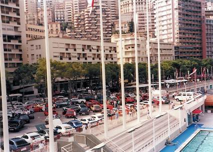 Aus der Sicht vom Sprungturm beim Schwimmbad auf das Areal voller Capri
Vue du plongeoir de la piscine sur le site de Capri<br>
From the diving platform at the swimming pool to the area full of Capri