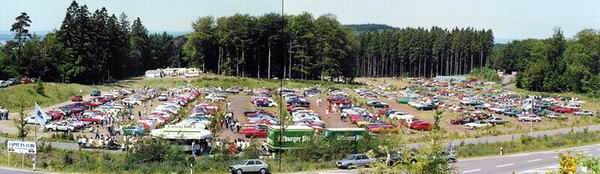 Der Parkplatz C9 ist mit Ford Capri aus ganz Europa besetzt
Car park C9 is filled with Ford Capri cars from all over Europe
Le parking C9 est occup par des Ford Capri venues de toute l'Europe