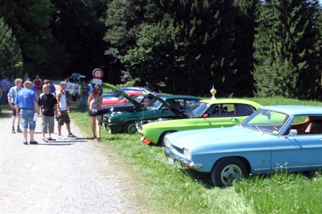 Ford Capri I 1600 in hellblau, ein hellgrüner RS2600, in dunkelgrün ein Capri 2.3 May Turbo mit Veteraneneintrag
Ford Capri I 1600 in light blue, a light green RS2600, in dark green a Capri 2.3 May Turbo with veteran entry
Ford Capri I 1600 en bleu clair, une RS2600 vert clair, en vert foncé une Capri 2.3 May Turbo avec inscription de vétéran Ford Capri I 1600 in hellblau, ein hellgrüner RS2600, in dunkelgrün ein Capri 2.3 May Turbo mit Veteraneneintrag
Ford Capri I 1600 in light blue, a light green RS2600, in dark green a Capri 2.3 May Turbo with veteran entry
Ford Capri I 1600 en bleu clair, une RS2600 vert clair, en vert foncé une Capri 2.3 May Turbo avec inscription de vétéran