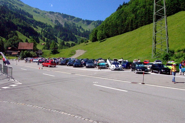 Der Parkplatz fllt sich mit verschiedenen Ford Autos
The car park fills up with various Ford cars
Le parking se remplit de diffrentes voitures Ford