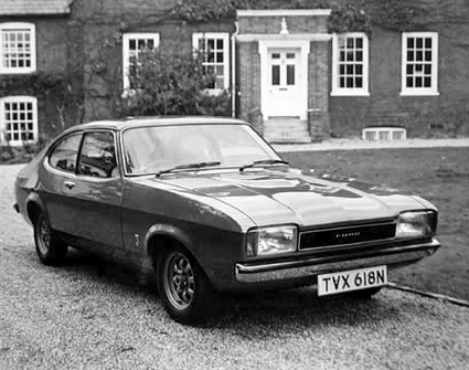 Capri Mk II by 1974 in einem englischen Garten