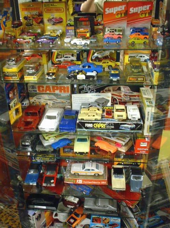 Vitrine mit Ford Capri Modellen